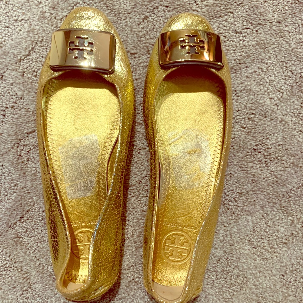 Tory Burch elegant gold logo flats.